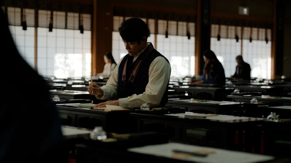 お写経を体験する鈴木亮平