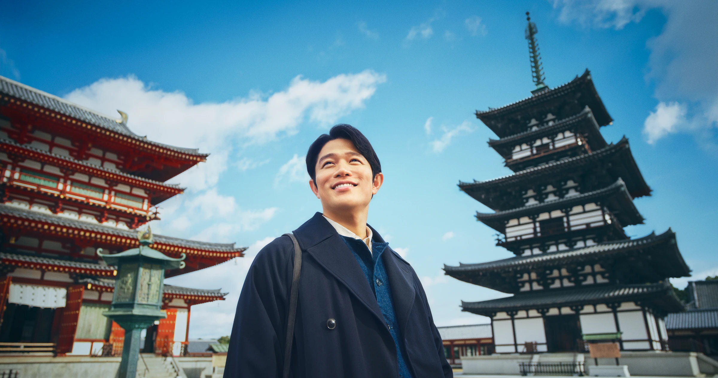 薬師寺の境内に立つ鈴木亮平