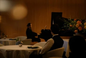 登大路（のぼりおおじ）ホテルでピアノを披露する反田恭平