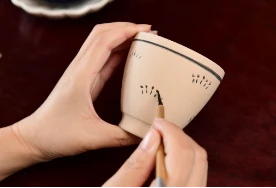 赤膚焼（あかはだやき）を制作する手元