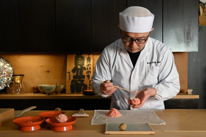 和菓子を作る職人