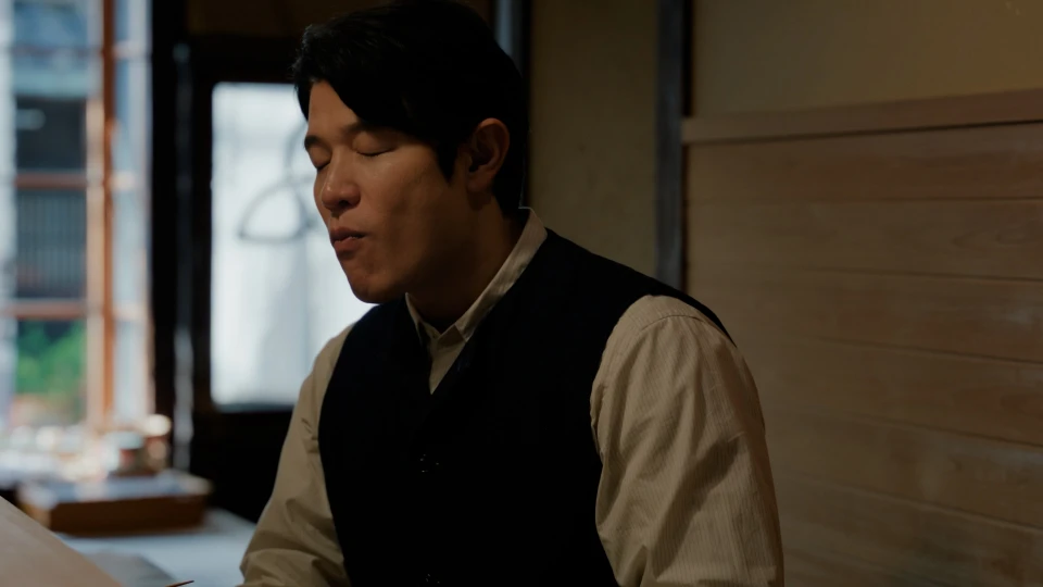 和菓子を食べる鈴木亮平