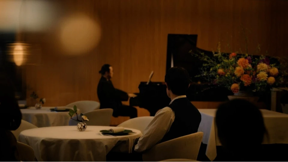 登大路（のぼりおおじ）ホテルでピアノを披露する反田恭平