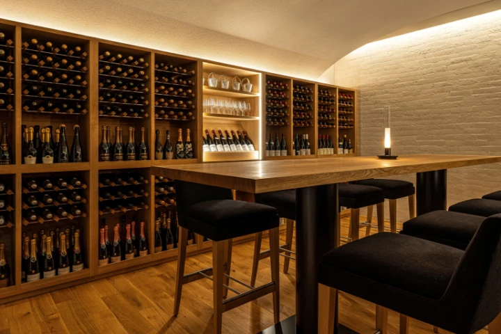 登大路（のぼりおおじ）ホテル地下のワインカーブ