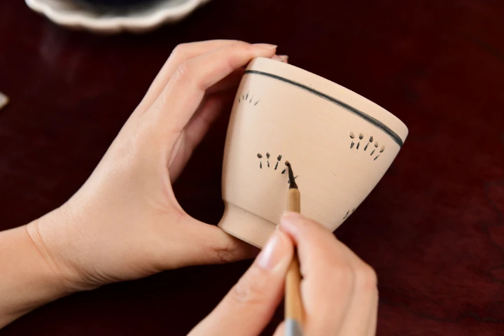 赤膚焼（あかはだやき）を制作する手元