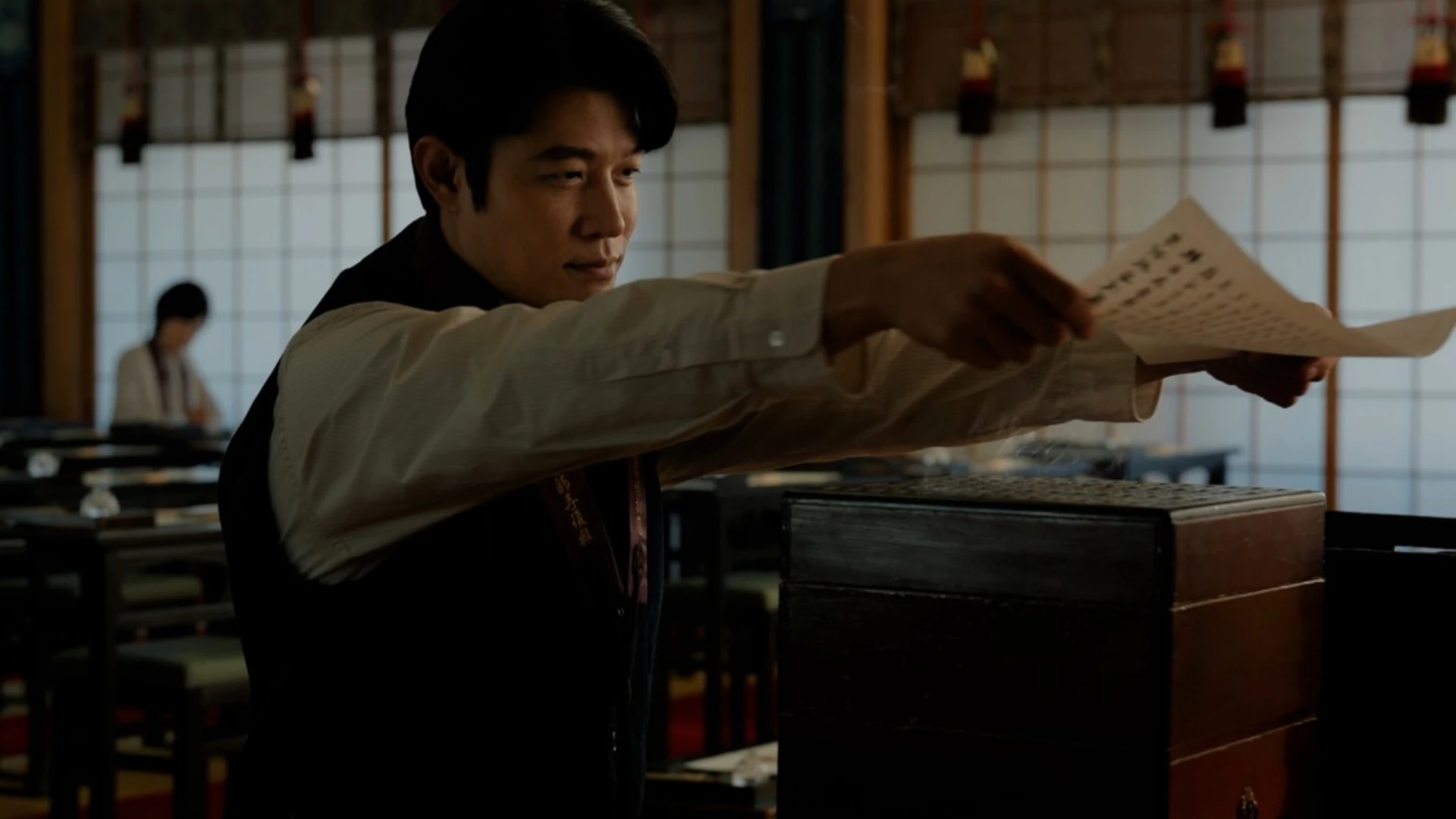 お写経を体験する鈴木亮平