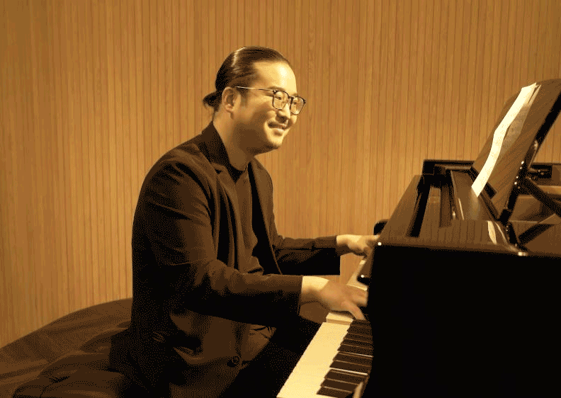 ピアノを引く反田恭平のgif